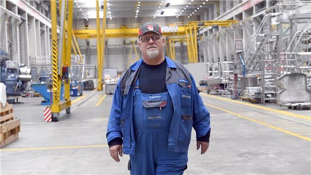 Senvion: Wehmütiger Blick in die leere Halle Betriebsrat Rainer Könemann vor dem Senvion-Werk.