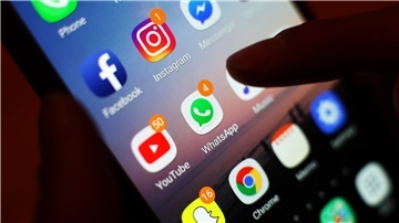Betrüger versenden gefälschte WhatsApp-SMS mit Links zu Phishing-Seiten, über die sie unbemerkt Zugriff auf persönliche Daten und Konten erhalten.