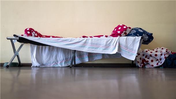 Hochrechnung: Über eine Million Menschen sind wohnungslos Bett einer Kältehilfe-Notübernachtung in Berlin. (Archivbild)