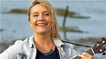 Bettina Göschl tritt im TiF auf und lädt Kinder und Familien zum Mitsingen und Mitzaubern ein.