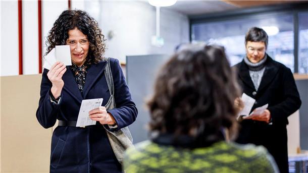 Wiederholungswahl in Berlin: Geringere Beteiligung Bettina Jarasch, Spitzenkandidatin Bündnis90/DieGrünen, gibt gemeinsam mit ihrem Mann Oliver bei der Wahl zum Abgeordnentenhaus Berlin ihre Stimme ab.