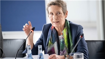 Frau vor Mikrofon