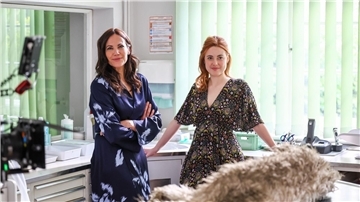 Bettina Zimmermann (l) und Meriel Hinsching übernehmen als Tierärztinnen in „Zwei Frauen für alle Felle“ gemeinsam eine Praxis.