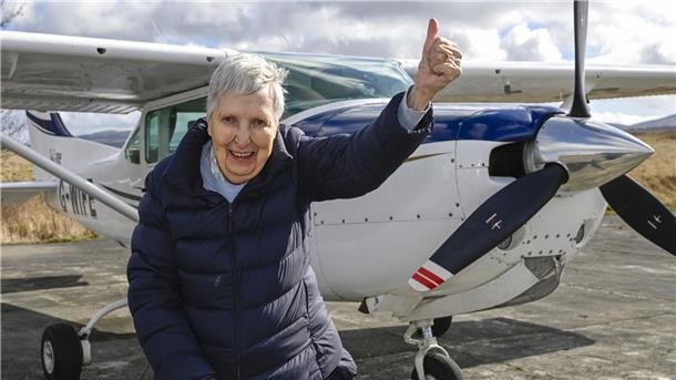 93-Jährige in Schottland fliegt noch einmal selbst Betty Buckland saß noch einmal am Steuer einer Cessna.
