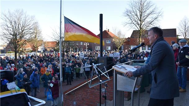 Beverstedts Bürgermeister Guido Dieckmann (parteilos) machte in seiner Rede deutlich: "Nie wieder ist jetzt!".