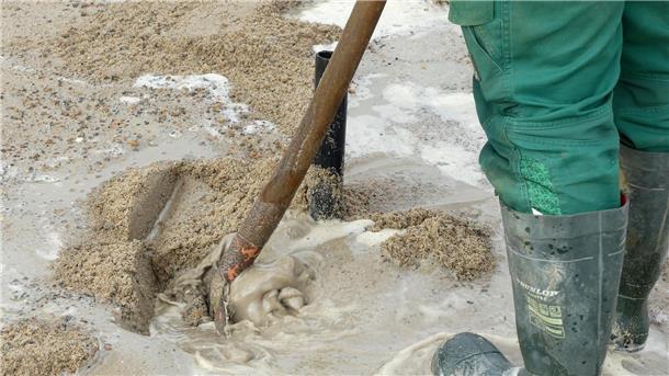 Bilderstrecke von der A27: Das sind die heimlichen Helden der Baustelle Bevor das Wasser aus der neun Meter tiefen Baugrube abgepumpt wird, bekommen die Bauarbeiter nasse Stiefel.