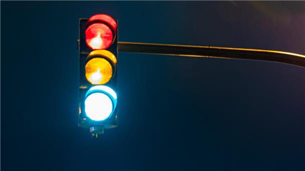 Ampelstörung in Bremerhaven: Unfall verursacht längeren Ausfall Eine Ampel leuchtet