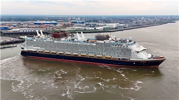 Bevor die „Disney Adventure“ an der Columbuskaje in Bremerhaven anlegte, wendete sie.