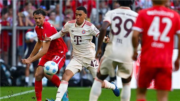 FC Bayern ehrt seine Europokal-Helden von 1974 Bevor die heutigen Bayern-Profis gegen Freiburg spielten, wurden die Europokalsieger von 1974 geehrt.