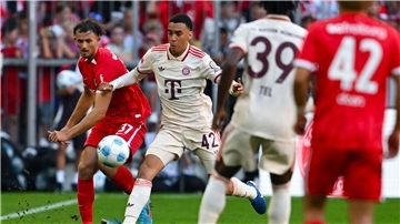 Bevor die heutigen Bayern-Profis gegen Freiburg spielten, wurden die Europokalsieger von 1974 geehrt.