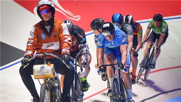 Bevor es zum Sprint kommt, macht beim Keirin ein Schrittmacher das Tempo.