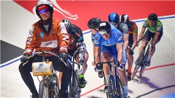 Bevor es zum Sprint kommt, macht beim Keirin ein Schrittmacher das Tempo.