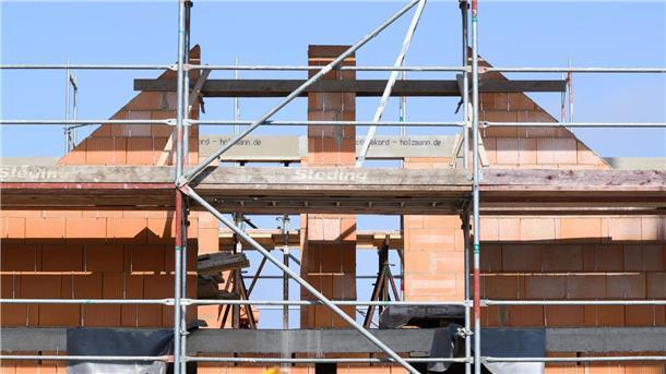 Bevor mit dem Bau eines Hauses angefangen werden kann, muss das Grundstück gekauft werden. Damit ist auch die Grunderwerbsteuer fällig.