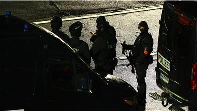 Bewaffnete Polizisten sind am Hamburger Flughafen im Einsatz.