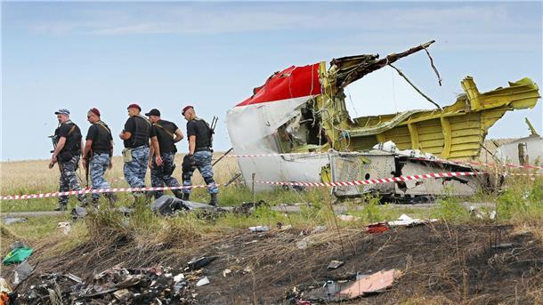 MH17-Abschuss: Kreml weist Vorwürfe gegen Putin zurück Bewaffnete Separatisten im Juli 2014 neben einem Trümmerteil der Malaysia-Airlines-Maschine im Osten der Ukraine.