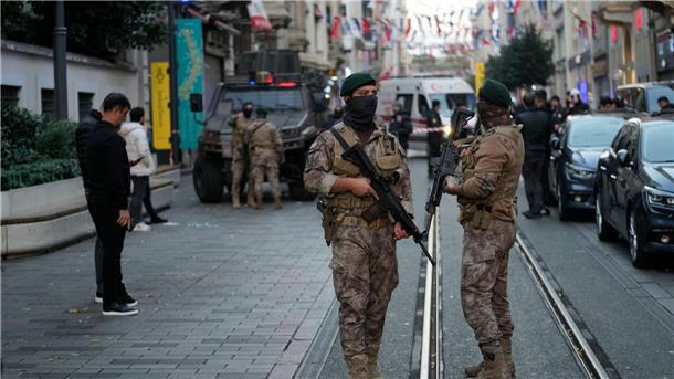 Festnahmen nach Anschlag in Türkei - Regierung in der Kritik Bewaffnete Sicherheitskräfte stehen am Ort einer Explosion auf der beliebten Einkaufsstraße Istiklal in Istanbul.