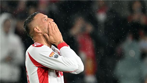 Rückkehr erwünscht: Köln umwirbt Kultfigur Podolski Bewegender Moment: Lukas Podolski vor der Kölner Südkurve.