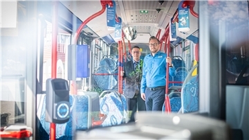 Bewerberkampagne zwischen Bremerhaven Bus und der Arbeitsagentur. Im Bild: Michael Klönner (links), Bereichsleiter Fahrbetrieb und Markus Lindemann, Arbeitsvermittler.