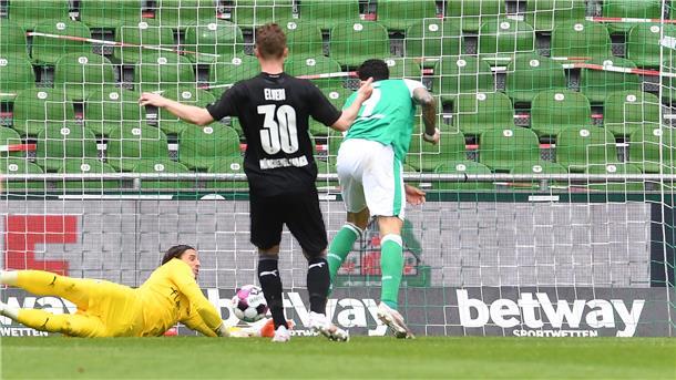Wer ist Schuld am Abstieg des SV Werder? Bezeichnend: Werder-Angreifer Davie Selke scheitert völlig frei aus wenigen Metern am eigentlich schon geschlagenen Keeper Yann Sommer.