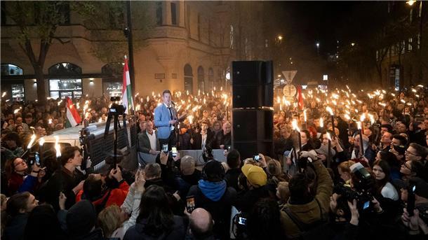 Tausende Ungarn demonstrierten gegen Orban Bezeichnet Viktor Orban als „Kopf des Mafia-Staats“: Peter Magyar.