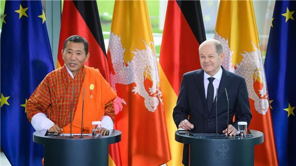 Scholz fasziniert von Bhutans „Bruttonationalglück“ Bhutans Ministerpräsident Lotay Tshering (l) und Bundeskanzler Olaf Scholz äußern sich bei einer Pressekonferenz im Bundeskanzleramt.