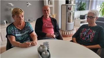 Bianka (links) und Herbert Schomaker und ihre Nachbarin Bärbel Michelsen sind wütend über den Obdachlosen, der seit einigen Monaten immer mal wieder in einer Garage hinter ihrem Wohnhaus lebt.