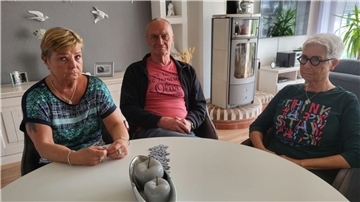 Drei Leute sitzen an einem Tisch
