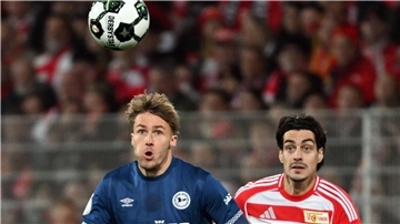 Union mit Zittersieg gegen Pokal-Schreck Bielefeld Bielefelds Kunze (l.) und Union Leite (r.) visieren den Ball an.