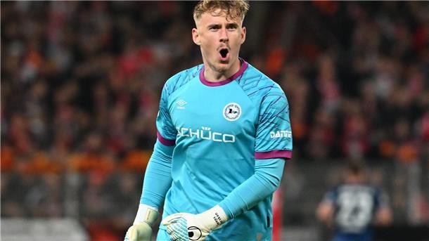 Das Ende einer Reise: Bielefeld frustriert über Pokal-Aus Bielefelds Torwart Kersken ärgert sich über die Niederlage in Berlin.