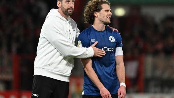 Das Ende einer Reise: Bielefeld frustriert über Pokal-Aus Bielefelds-Trainer Kniat tröstet seinen Spieler Corboz (r.)