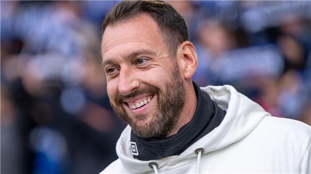 Bielefeld überrascht mit Heimerfolg gegen Elversberg Bielefelds Trainer Mitch Kniat freut sich über das Ende der Niederlagenserie.