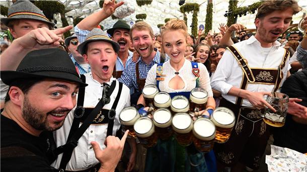 Söder lobt in Lederhose: Wiesn „einfach besser“ als Berlin Bier, Bier und nochmals Bier.