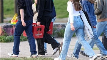 Bier gehört für manche junge Leute zu einem Abend im Park dazu, obwohl Alkohol ungesund ist.