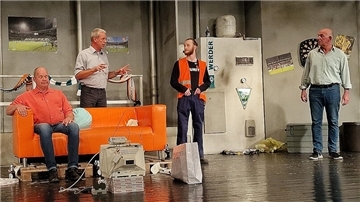 Bier, Pizza, Fernsehen: So hat man(n) es gerne. Doch es läuft nicht alles rund im Männerhort.