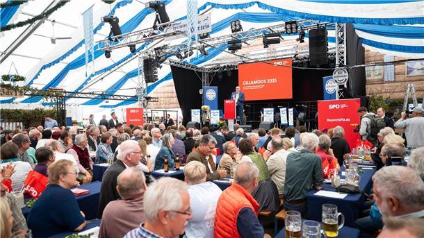 Bier und Blasmusik: Mal was anderes für den Politiker aus Bremen.
