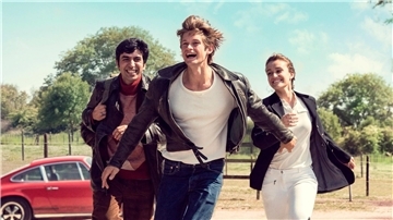 Bijan Bassiri (Omid Memar, l-r), Winne Wolf (Damian Hardung) und Gabriela Illias (Rocio Luz) in einer Szene von „Unsere wunderbaren Jahre“.