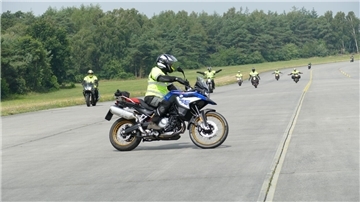 Motorräder auf einer Übungsstrecke. Biker und Rettungskräfte wollen gemeinsam trainieren: Der 16. Motorradfrühling findet am Sonntag, 4. Mai, statt.