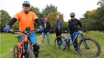 Bikesportler Michael Teßler (von links), Geschäftsbereichsleiter André Holscher, Detlev Fänger (Gemeinde) und Bikesportlerin Sylvia Teßler wollen die Pläne für eine Bike-Bahn in Beverstedt voranbringen.