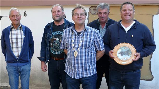 Fünf Männer stehen nebeneinander.