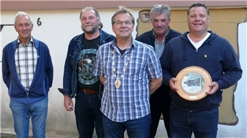 Fünf Männer stehen nebeneinander.