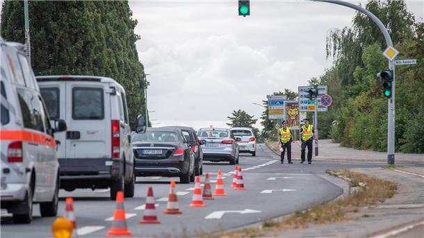 Polizei kontrolliert.