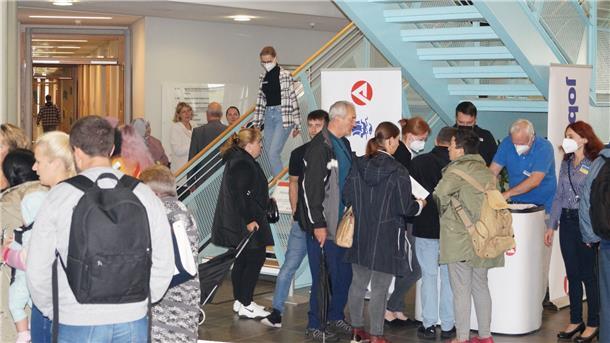 Jobcenter: Erste Stellenbörse für Geflüchtete Viele Menschen lassen sich bei der Agentur für Arbeit beraten.