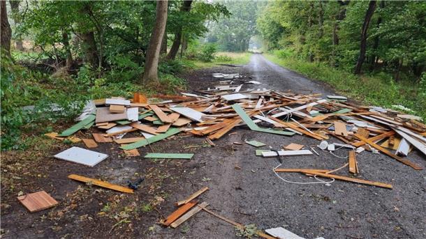 Krimineller Umweltsünder entsorgt Holz auf Feldweg