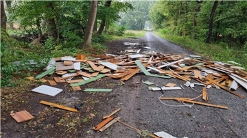 Krimineller Umweltsünder entsorgt Holz auf Feldweg