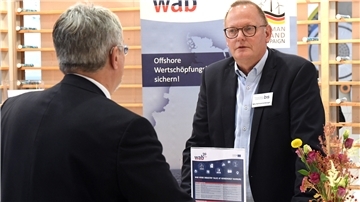 Wirtschaftsförderer Nils Schnorrenberger bei Hamburger Windmesse im Gespräch
