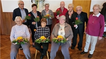 Alle geehrten Mitglieder halten ihre Blumen in der Hand.