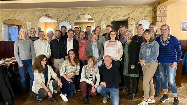 Ein Gruppenfoto der ehemaligen Schüler.
