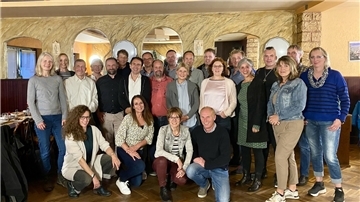 Ein Gruppenfoto der ehemaligen Schüler.