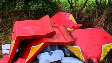 Vier bunt lackierte Teile, die wohl vorher eine Einheit bildeten, wurden in der Neuenwalder Feldmark illegal entsorgt. Foto Stehn