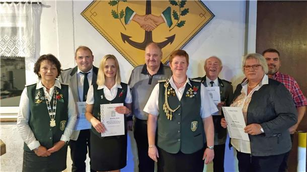 Gruppenfoto von Vorstands- und für langjährige Vereinsmitgliedschaft ausgezeichneten Mitgliedern des Schützenvereins Offenwarden.